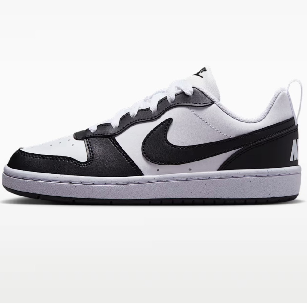 NWT!! Nike Low-Top Sneakers in White and Black - Picture 2 of 5